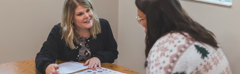 Kayla Ellis, RD, helping a patient with nutrition