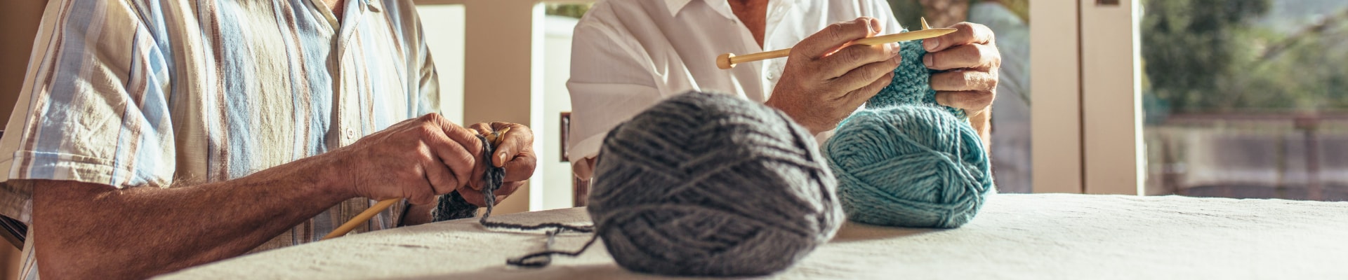 2 people knitting